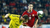 Lukáš Magera (vpravo) bojuje o míč se Skotem McManusem.