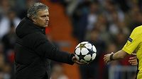 José Mourinho podává míč asistentu rozhodčího Webba, kterému po utkání nemohl přijít na jméno. 