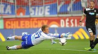 Brankář Olomouce Zdeněk Zlámal (vlevo) zasahuje v utkání proti Plzni. Vpravo přihlíží jediný střelec zápasu Daniel Kolář.