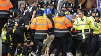 Policie se snaží ve Villa Parku zastavit fanoušky, kteří chtějí slavit rekordní gól opory Chelsea Franka Lamparda v duelu s Aston Villou.