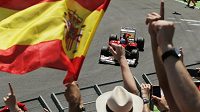 Fernando Alonso v cíli Velké ceny Evropy formule 1 ve Valencii