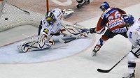 Pardubický útočník Jaroslav Markovič dává Romanu Málkovi pátý gól. 