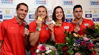 Úspěšní čeští atleti se vrátili z mistrovství Evropy v Curychu. Zleva Vítězslav Veselý, Barbora Špotáková, Anežka Drahotová a Jan Kudlička na letišti Václava Havla v Praze.
