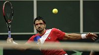 Srb Janko Tipsarevič během utkání s Tomášem Berdychem ve čtvrtfinále Davis Cupu