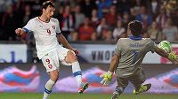 Italský brankář Gianiugi Buffon (vpravo) chytá obrovskou šanci Libora Kozáka. Italský brankář Gianiugi Buffon (vpravo) chytá obrovskou šanci Libora Kozáka.