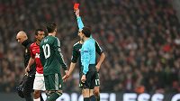 Záložník Manchesteru United Nani (druhý zleva) vidí červenou kartu v utkání proti Realu Madrid.