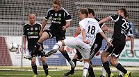 Příbramský obránce Milan Mišůn (vlevo) bojuje o míč s hradeckým Tomášem Hájkem.