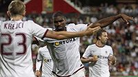 Léonard Kweuke (uprostřed) oslavuje druhý gól Sparty na hřišti Admiry.