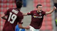 Útočník Sparty Praha David Lafata oslavuje první gól do sítě Mladé Boleslavi.