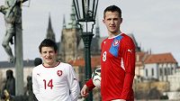 Fotbalisté Václav Pilař (vlevo) a Tomáš Pekhart v nových dresech reprezentace