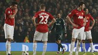 Cristiano Ronaldo v dresu Realu Madrid (uprostřed) reaguje na gól, který vstřelil Manchesteru United.