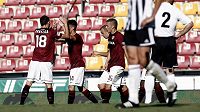 Fotbalisté Sparty se radují z branky v utkání proti Českým Budějovicím.