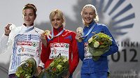 Medailistky z běhu na 400 metrů překážek na ME v Helsinkách: vlevo stříbrná Denisa Rosolová, uprostřed zlatá Ruska Irina Davydovová, vpravo bronzová Ukrajinka Anna Jaroščuková.