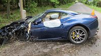 Zdemolované ferrari Jakuba Voráčka po středeční nehodě s nákladním autem poblíž Kladna.
