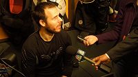 David Krejčí z Bostonu hovoří s novináři před čtvrtým utkáním finále Stanley Cupu s Chicagem.