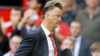 Zklamaný manažer Manchesteru United Louis van Gaal po porážce se Swansea.