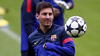 Lionel Messi se na tréninku v Mnichově usmíval a večer by neměl chybět v základní sestavě Barcelony.