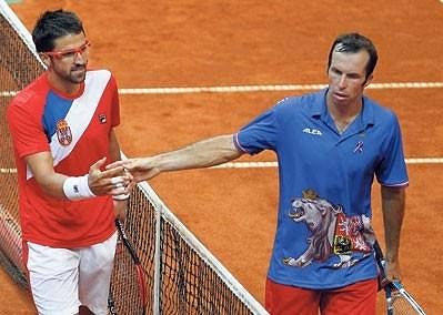 Jablko sváru. Radek Štěpánek a Janko Tipsarevič po zápase u sítě.