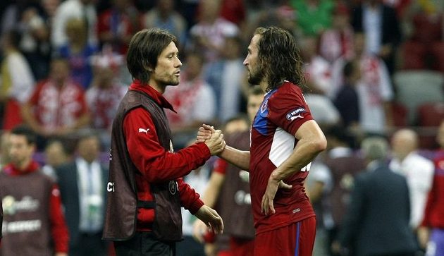 Zraněný kapitán mužstva Tomáš Rosický (vlevo) s Petrem Jiráčkem