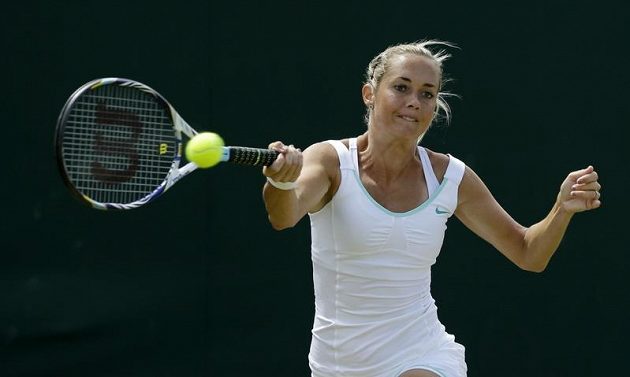 Klára Zakopalová při wimbledonském duelu s Italkou Schiavonenovou.