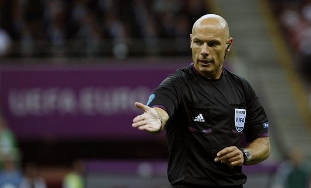 Rozhodčí Howard Webb během zápasu Česko Portugalsko v polské Varšavě