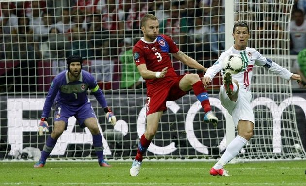 Michal Kadlec brání největší hvězdu portugalského výběru Cristiana Ronalda