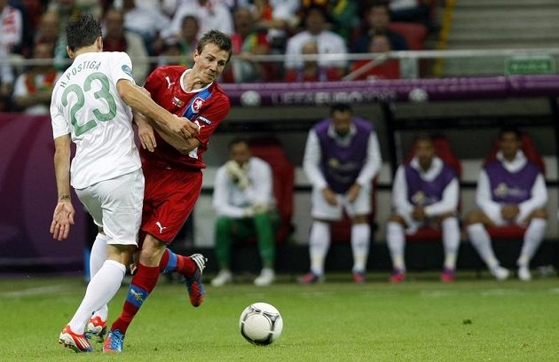 Vladimír Darida v souboji s Portugalcem Hélderem Postigou