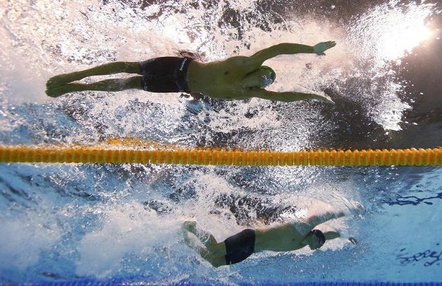 Vítěz závodu na 200 metrů motýlek Chad le Clos (vlevo) z Jihoafrické republiky a stříbrný Michael Phelps ze Spojených států.