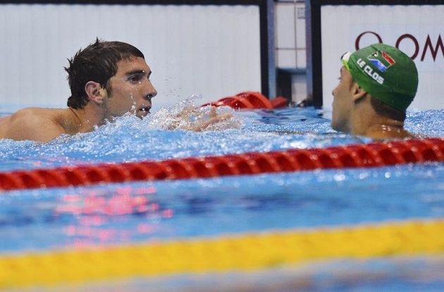 Zklamaný Michael Phelps gratuluje vítězi finálového závodu na 200 metrů motýlek Chadu le Closovi z Jihoafrické republiky.