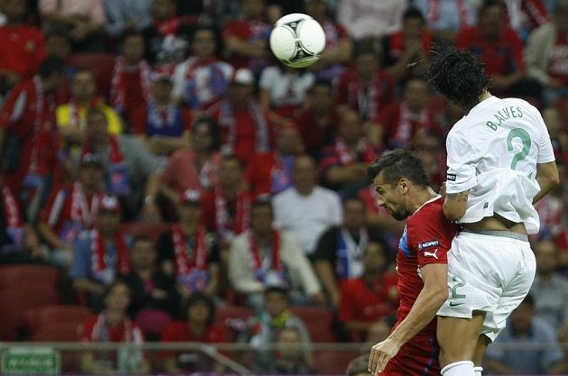 Milan Baroš v souboji s portugalským Bruno Alvesem