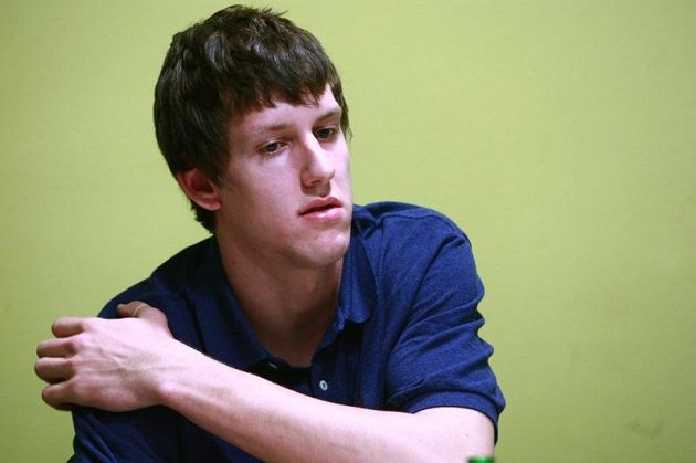 Jan Veselý mluví s novináři po příletu do Prahy z Washingtonu.