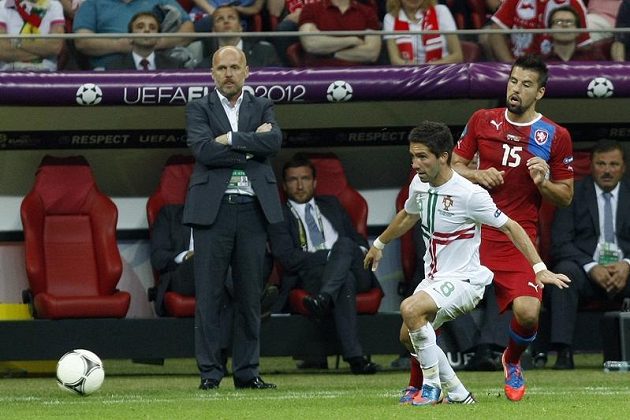 Milan Baroš svádí za pozornosti kouče Bílka souboj s Portugalcem Moutinhem.