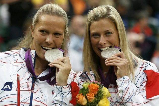 Tak chutná stříbro! Andrea Hlaváčková (vpravo) a Lucie Hradecká.