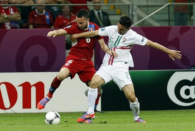 Tomáš Sivok v souboji s Portugalcem Hélderem Postigou 