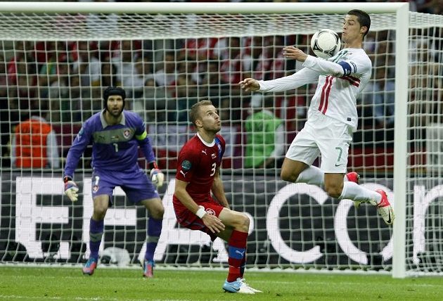 Michal Kadlec střeží Cristiana Ronalda