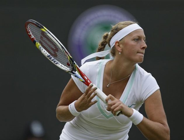 Soustředěný pohled Petry Kvitové při utkání s Američankou Lepchenkovou ve 3. kole Wimbledonu.