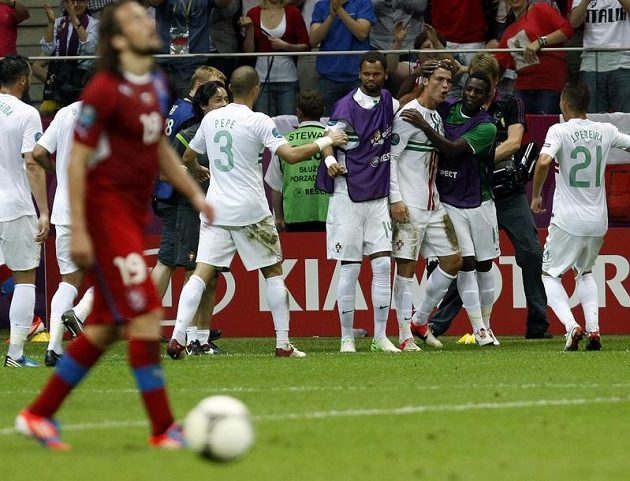 Portugalští fotbalisté se radují z jediné branky proti Česku.