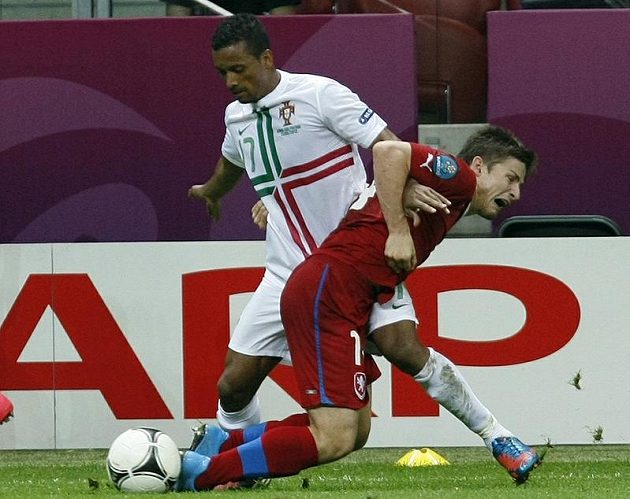 Václav Pilař padá po zákroku Portugalce Naniho.
