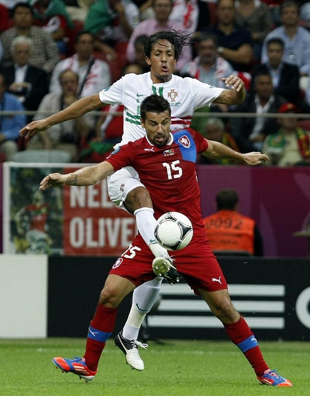 Milan Baroš v přetahované o míč s portugalským stoperem Brunem Alvesem