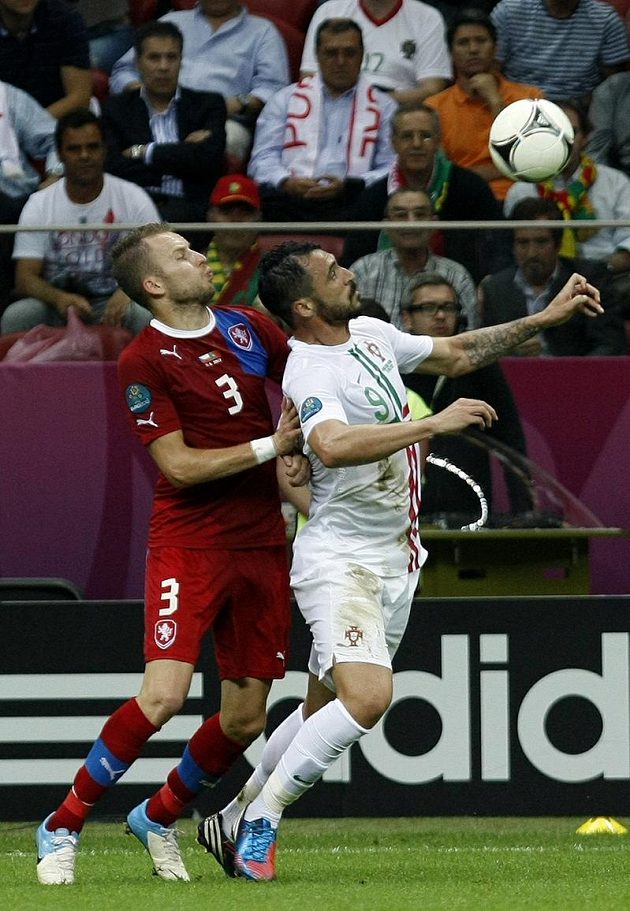 Obránce Michal Kadlec bojuje o míč s Portugalcem Hugem Almeidou