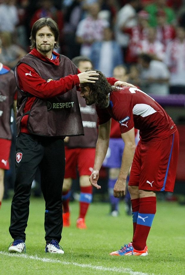 Zraněný Tomáš Rosický nakonec do utkání nezasáhl, vpravo Petr Jiráček 