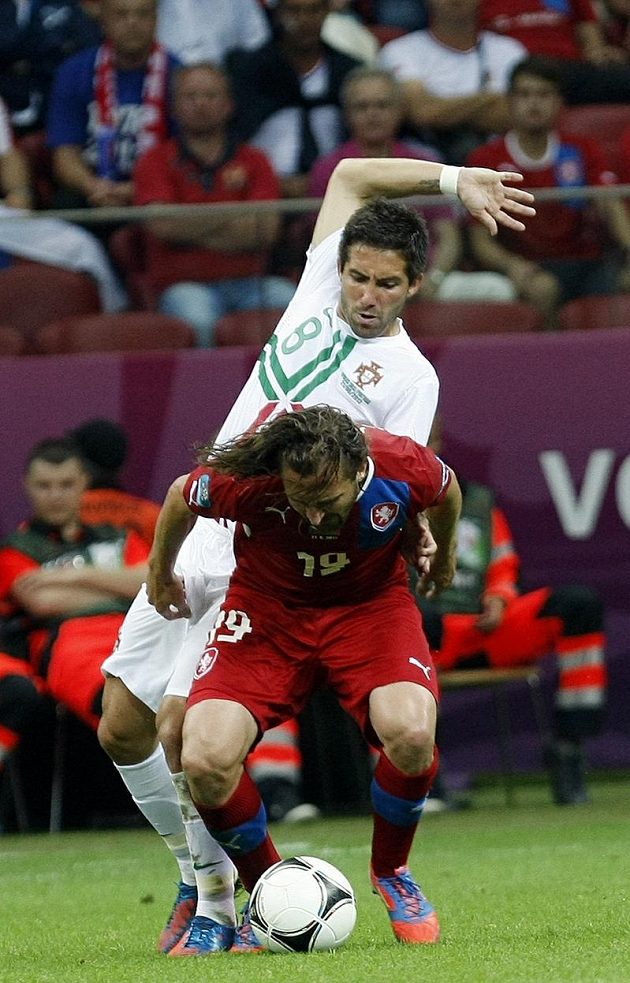 Petr Jiráček si kryje míč před Portugalcem Moutinhem