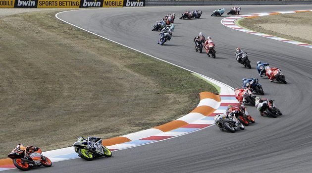 Začátek závodu třídy Moto3 na Velké ceně České republiky v Brně.