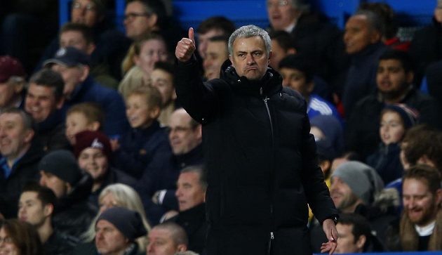 Jsi jednička! Kouč Chelsea José Mourinho ocenil výkon útočníka Samuela Eto'a, který hattrickem sestřelil Manchester United.
