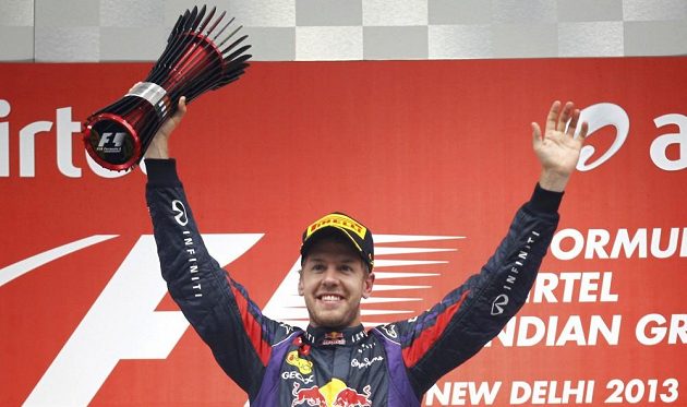 Sebastian Vettel s pohárem pro vítěze.