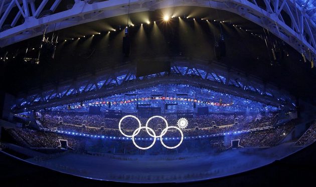 Drobné nedopatření v úvodu slavnostního zahájení - z pěti olympijských kruhů se na stadiónu Fišt rozsvítily jen čtyři. 