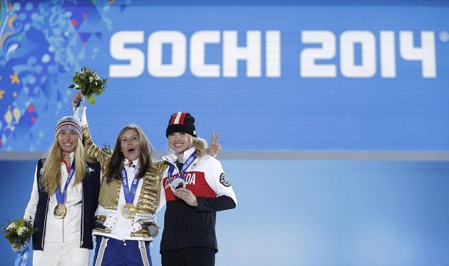 Olympijské medailistky ze snowboardkrosu. Zleva bronzová Chloe Trespeuchová z Francie, zlatá Eva Samková a stříbrná Dominique Maltaisová z Kanady. 