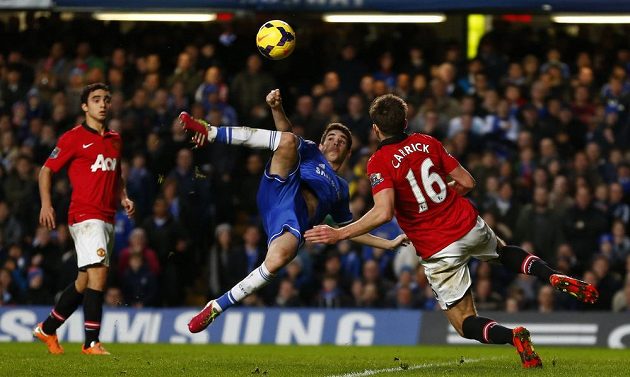 Záložník Chelsea Oscar v souboji o míč s Michaelem Carrickem (vpravo) z Manchesteru United.
