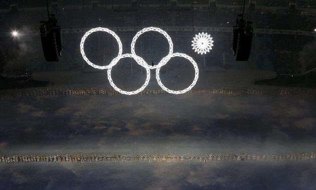 Chybička se vloudila... V úvodu zahájení zimních her v Soči se na stadiónu Fišt rozsvítily jen čtyři z pěti olympijských kruhů.