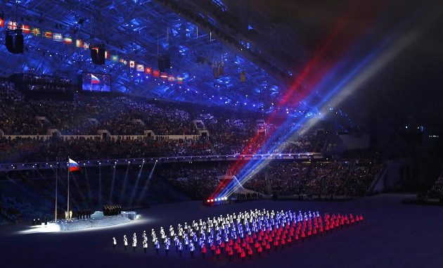 Světelná show v ruských barvách v úvodu slavnostního zahájení olympijských her v Soči. 
